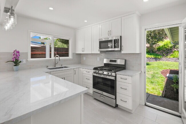Building Photo - Welcome to your rare gem, dream home in Clairemont, San Diego!