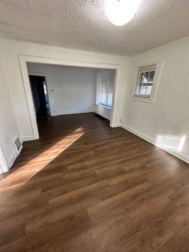 Building Photo - 3 bedroom 1 bath