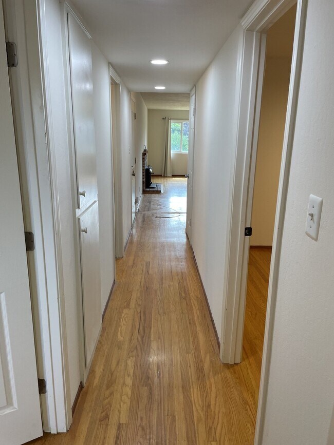 Building Photo - 1301 Brookview Dr