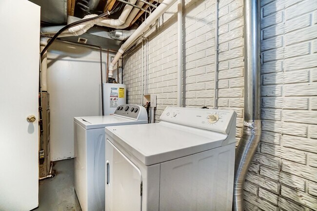 Building Photo - 3704 Willow Run Dr