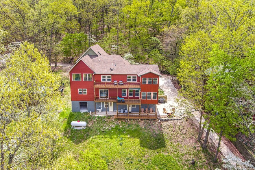 Building Photo - 211 Lakeshore Dr