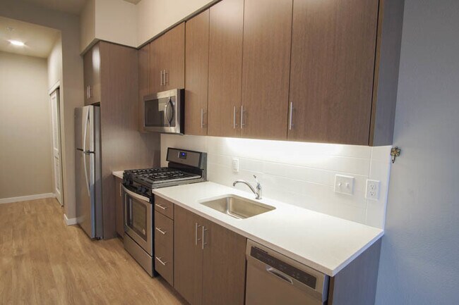 Building Photo - Sellwood-Great Modern Studio w/Dishwasher ...