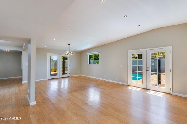 Building Photo - 3707 E Laurel Ln