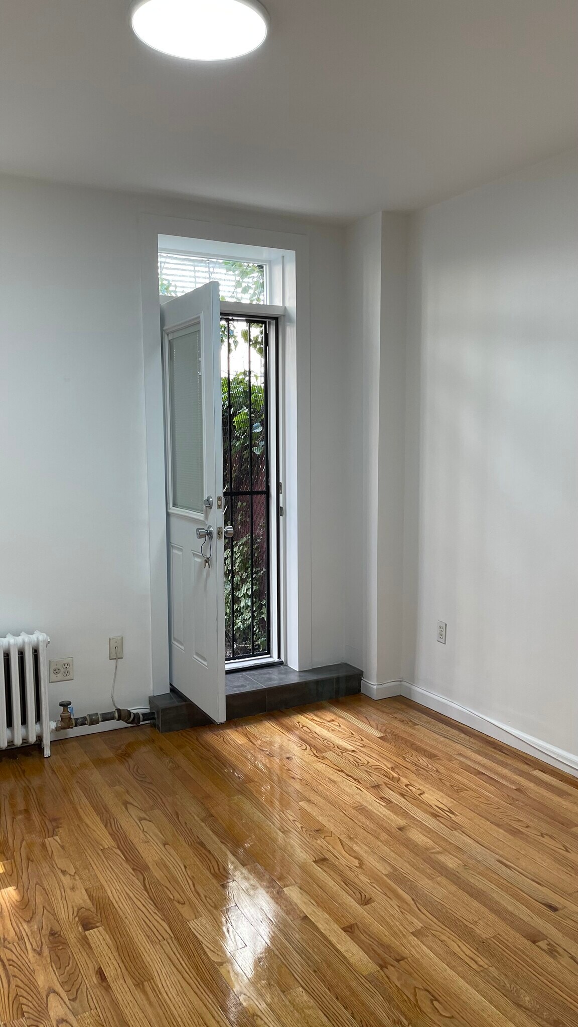 bedroom - 215 E 88th St