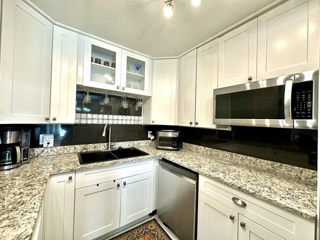 Building Photo - 2638 Gately Dr E