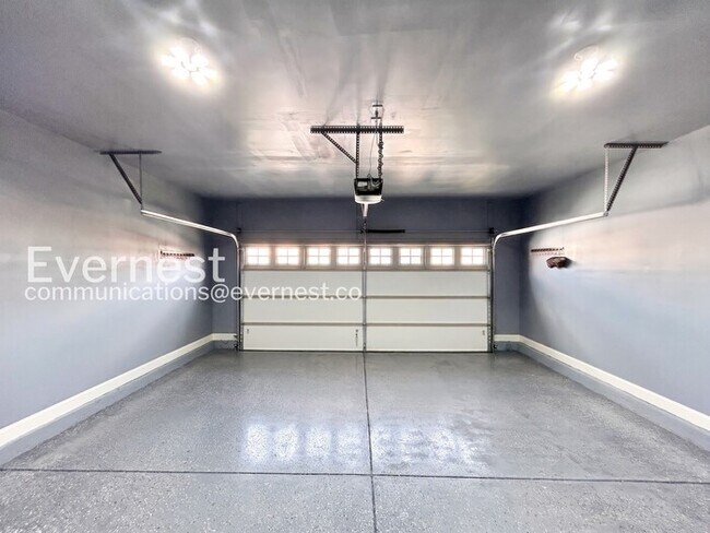 Building Photo - Spacious 4Beds 3.5Bath Single Family Rental with Modern Amenities / Available Now!