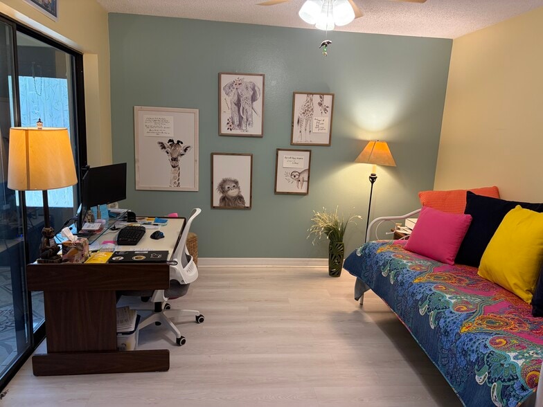 Office area and day bed - 2729 Countryside Blvd