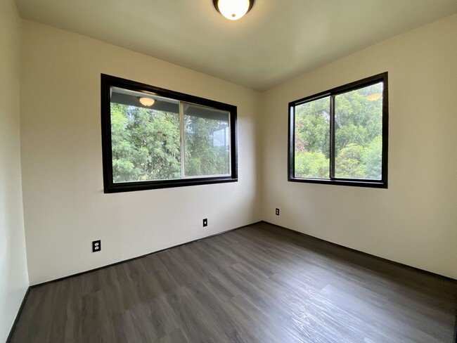 Building Photo - Spacious 3 bedroom, 2 bath Upper Flat for ...