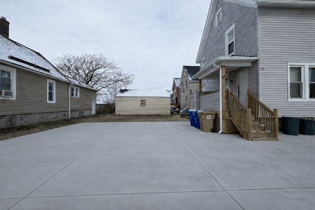 Building Photo - Clean Upper Unit! Move Right In!