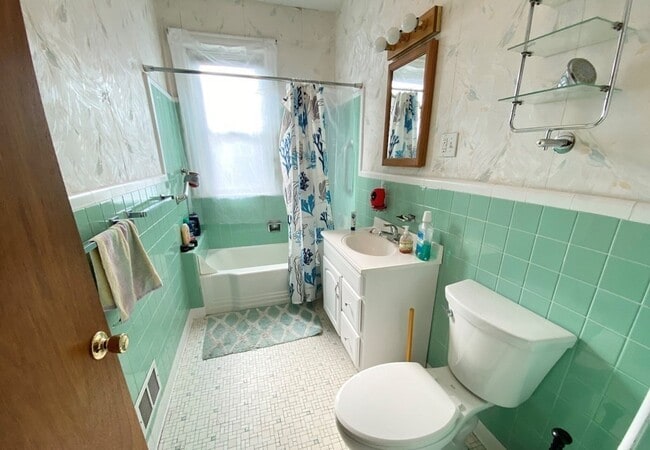 Building Photo - 72 Roseclair St