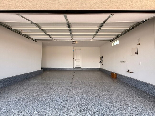 Building Photo - FULLY FURNISHED 3 BED 2.5 BATH 2 CAR GARAG...