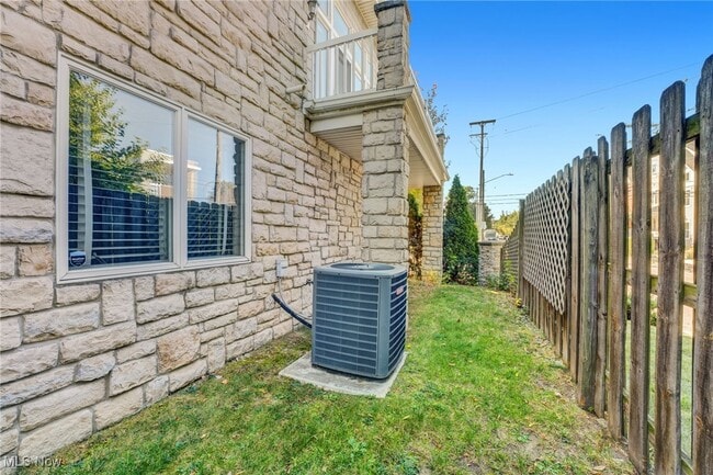Building Photo - 2227 City View Dr