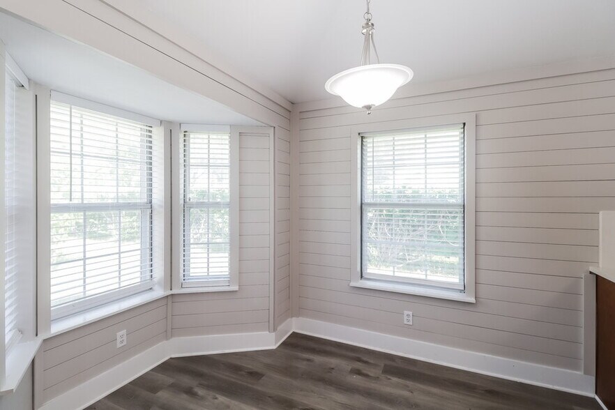 Building Photo - 601 E 6th St