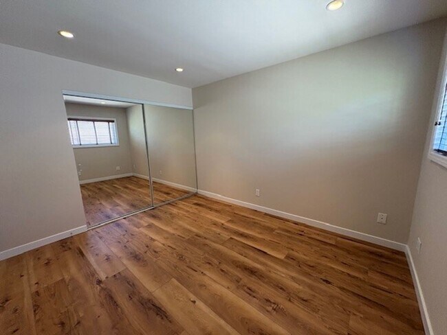 Building Photo - Prime Lake Lindero Leasing Opportunity!
