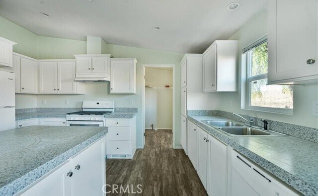 Building Photo - 26201 CA-74