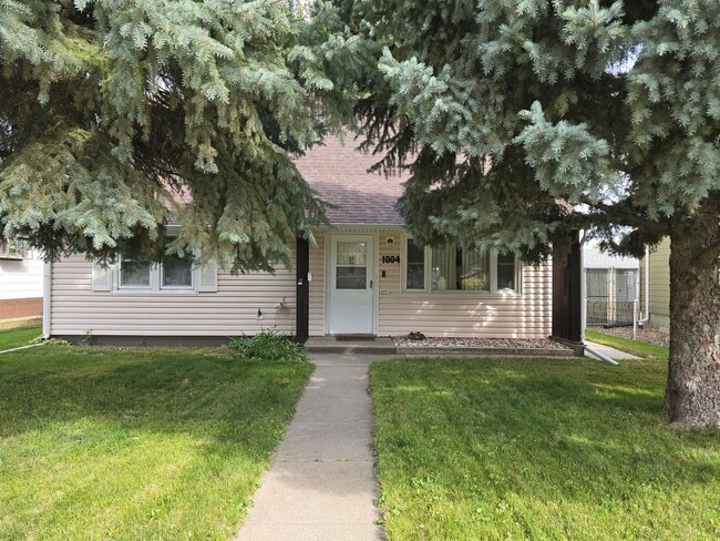 Building Photo - 4 bed, 1 bath House with 1 car garage