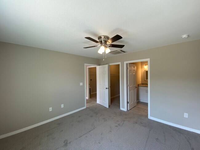 Building Photo - Desirable SE Ocala Neighborhood 3/2/2 *WON'T LAST*