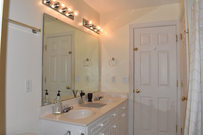 Building Photo - 3 Bedroom, 3 Bath condo! Walking distance ...