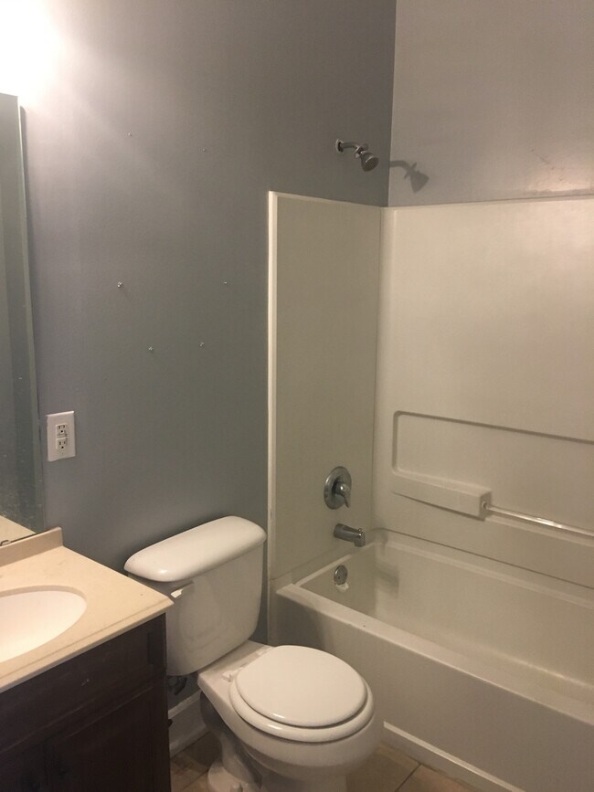 Building Photo - 2029 Russell Blvd