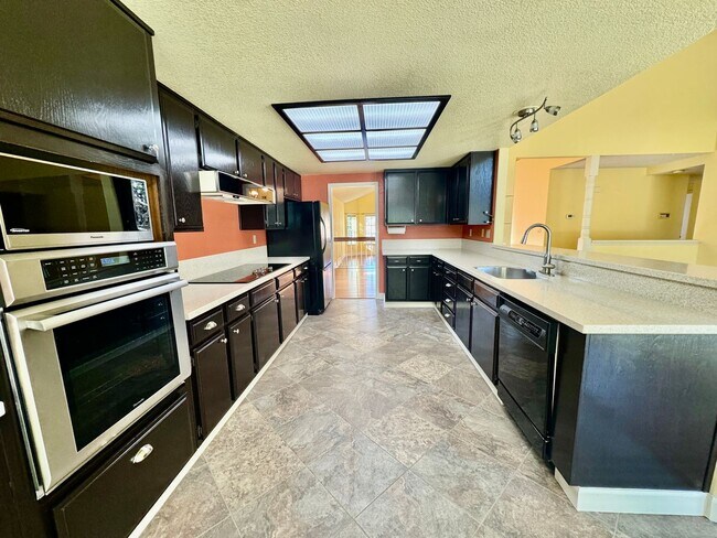 Building Photo - Spacious 4 Bed/2Ba Home in Richmond with Large Backyard!