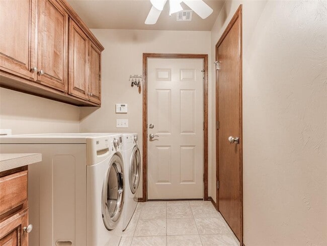 Building Photo - 16616 Hardwood Pl