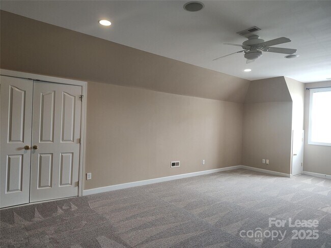 Building Photo - 9009 Hammersley Dr