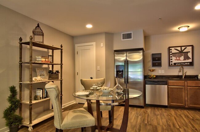 Building Photo - 924 E 51st St