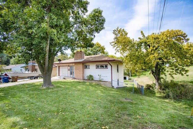 Building Photo - 1220 Hillcrest Dr