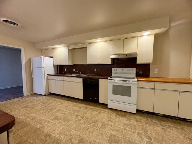 Building Photo - 1325 W Poplar St