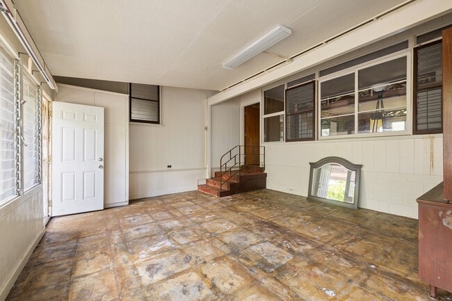 Building Photo - 3 Bed / 1.5 Bath house with carport Parking.