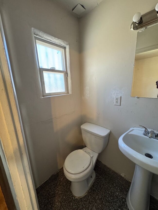 Building Photo - 334 Charleston St SE