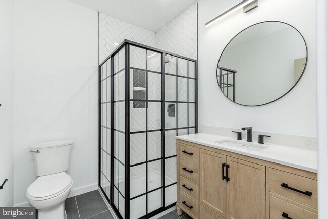 Building Photo - 608 S American St