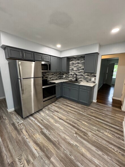 Kitchen w/Solid Suface Tops - 18 Englewood Dr