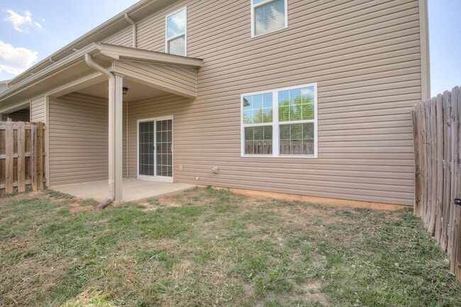 Building Photo - 3 Bedroom 2.5 Bath Townhouse