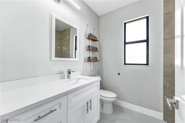 Building Photo - 1409 SW 24th St