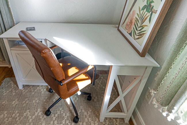 set up for remote work - 1517 N Palmway