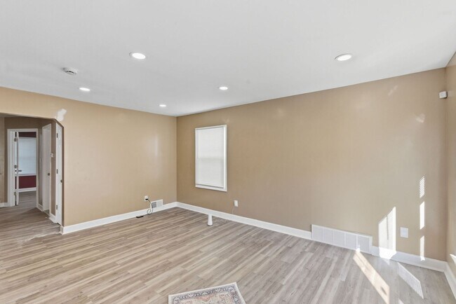 Building Photo - Holiday Special Reduce Rent