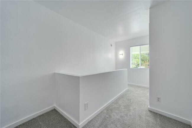 Building Photo - 1502 Bridgeway Dr