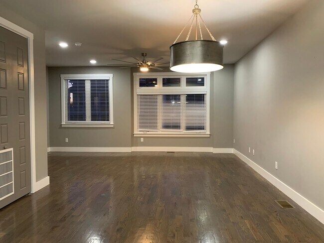 Building Photo - 3 Bed, 3.5 Bath Home w/ 2 Car Garage and Lake Views