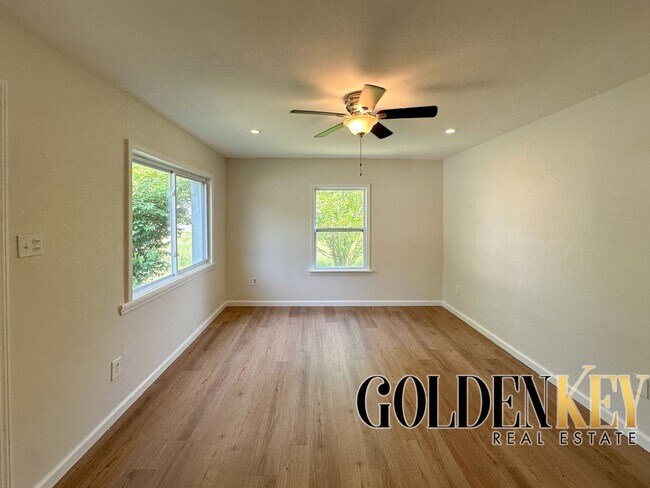 Building Photo - HOME AVAILABLE NOW - UPDATED 3 bed / 1 bat...