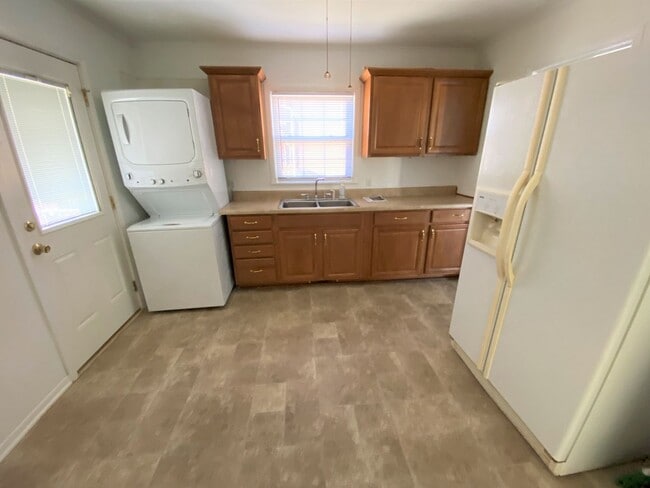 Building Photo - ~~ Cute 3-bedroom Brick Ranch located in Burlington ~~