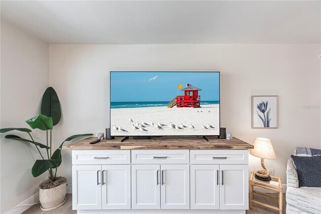 Building Photo - 1055 W Peppertree Dr