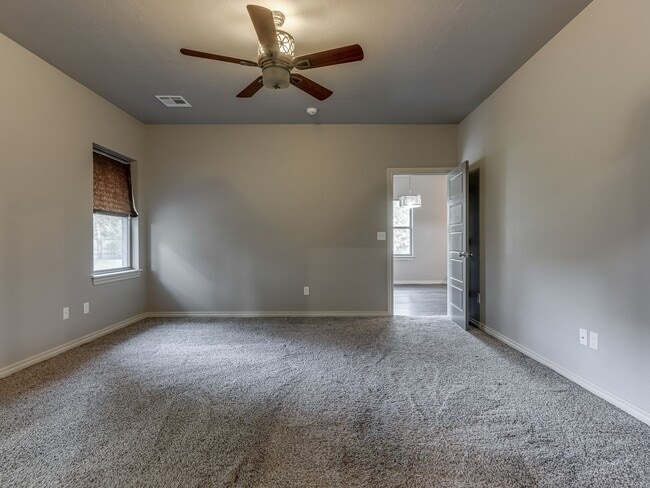 Building Photo - Newer Home + Putnam City Schools + 3 bedrooms