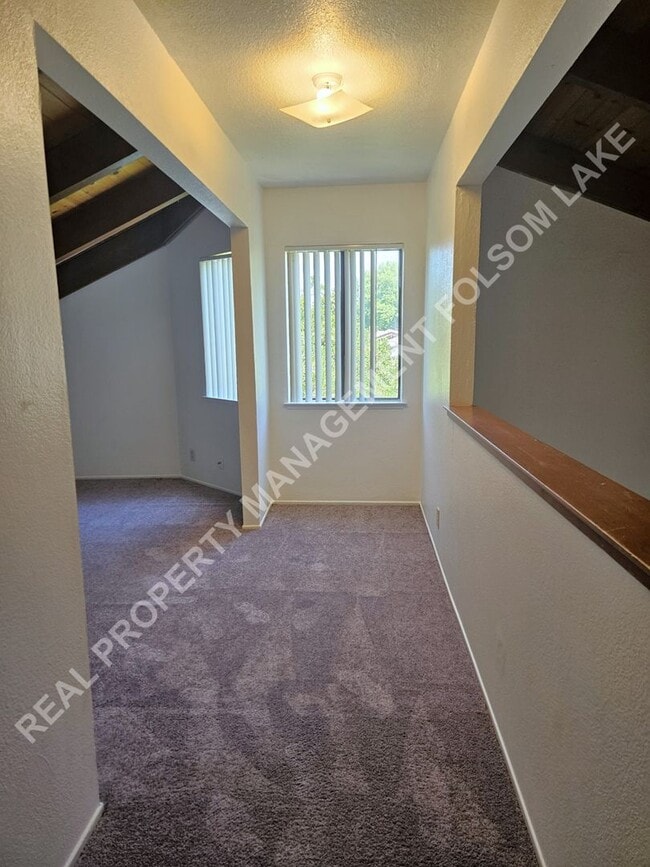 Building Photo - Spacious 3 bedroom 2.5 bath in South Davis