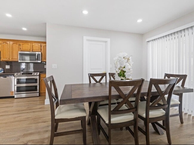 Building Photo - 1322 Riverside Cir