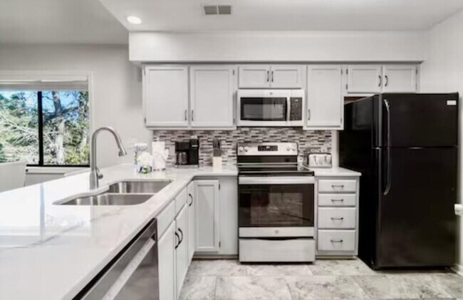 Building Photo - 4109 Pinehurst Cir