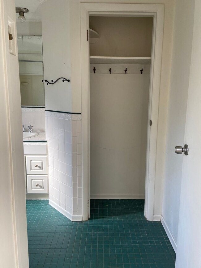 Building Photo - Cozy 3 Bedroom, 1 Bathroom Home with Spacious Back Yard.