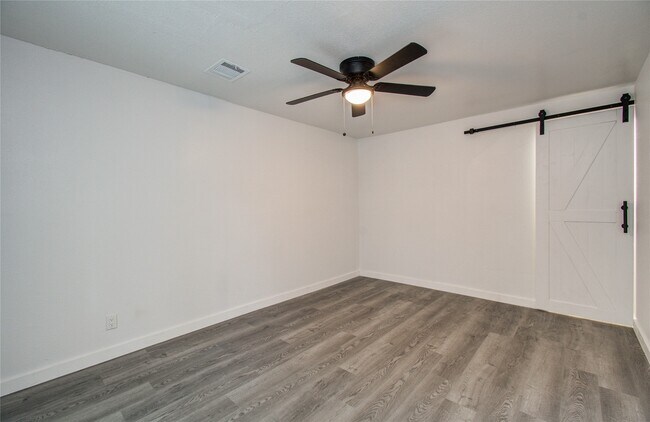Building Photo - 619 River Plantation Dr