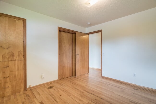 Building Photo - SE Walnut (Hillsboro)
