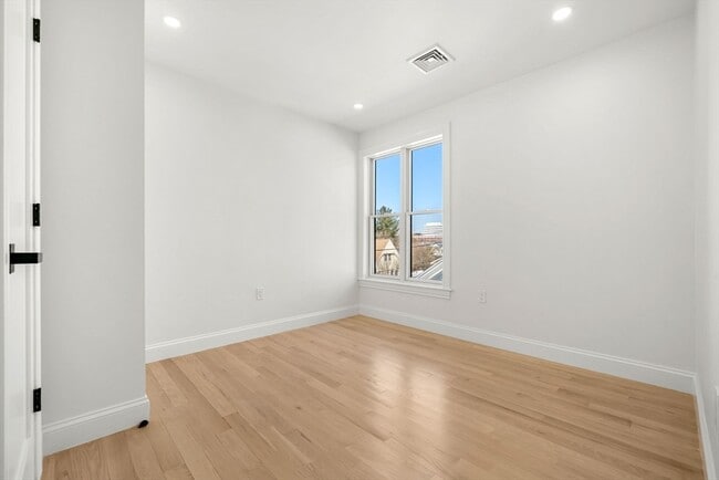 Building Photo - 55 Dustin St